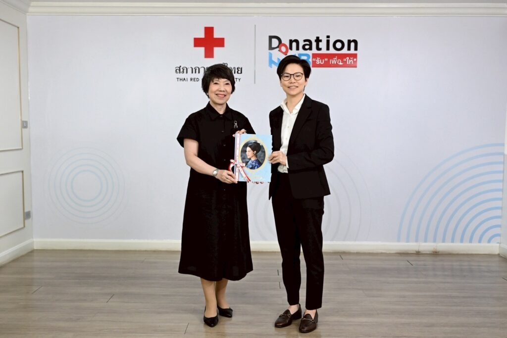ผู้บริหารกู๊ดมันนี่มอบของที่ระลึกแก่ผู้แทนสภากาชาดไทย